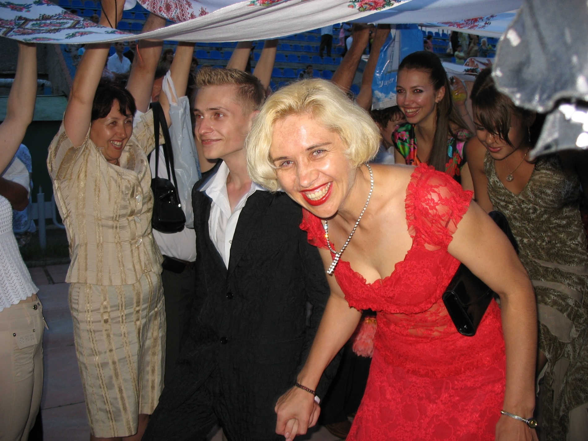 Впізнаєте себе? Архівні фото випускних Південноукраїнська 2005–2019 років