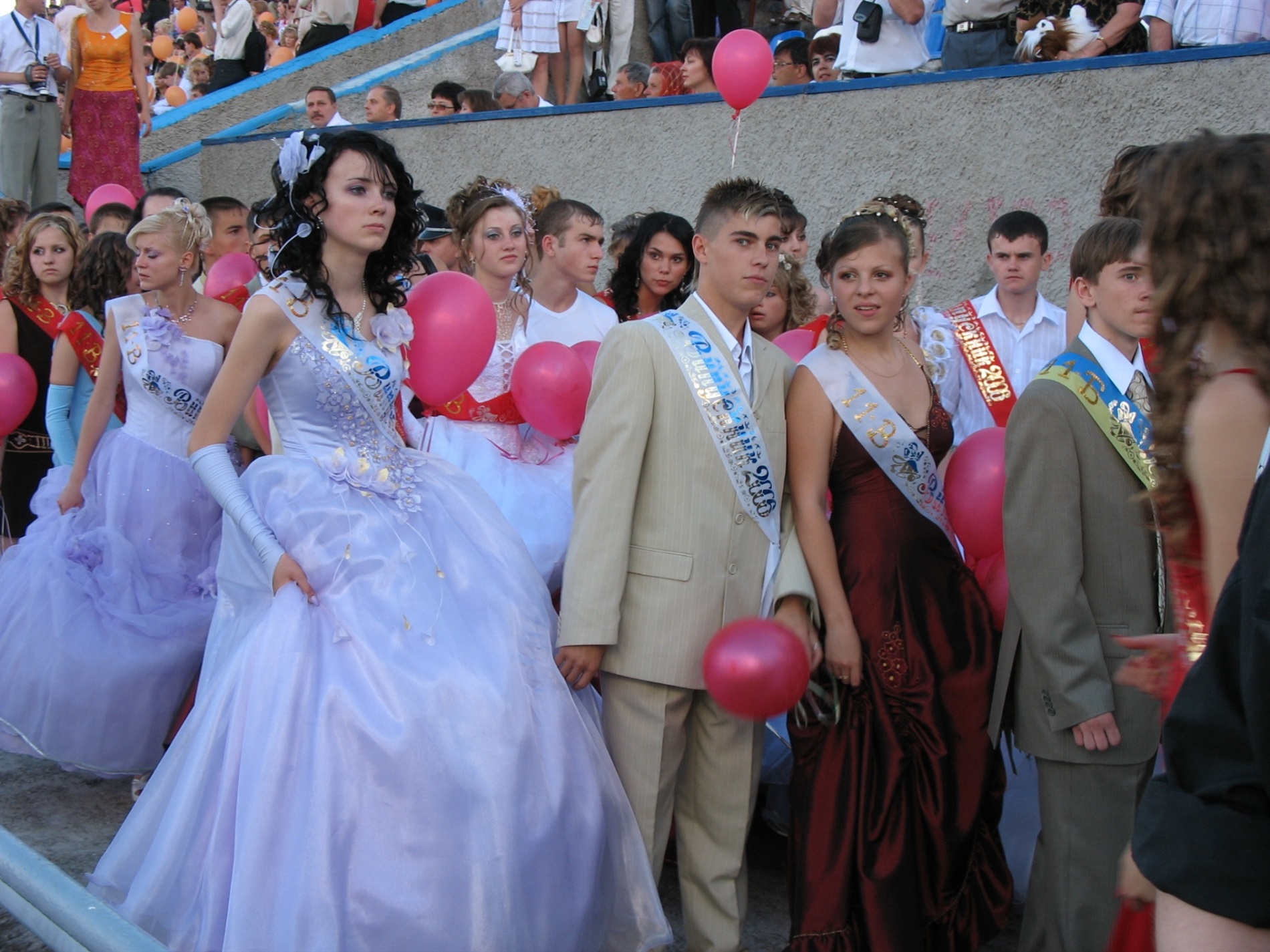 Впізнаєте себе? Архівні фото випускних Південноукраїнська 2005–2019 років