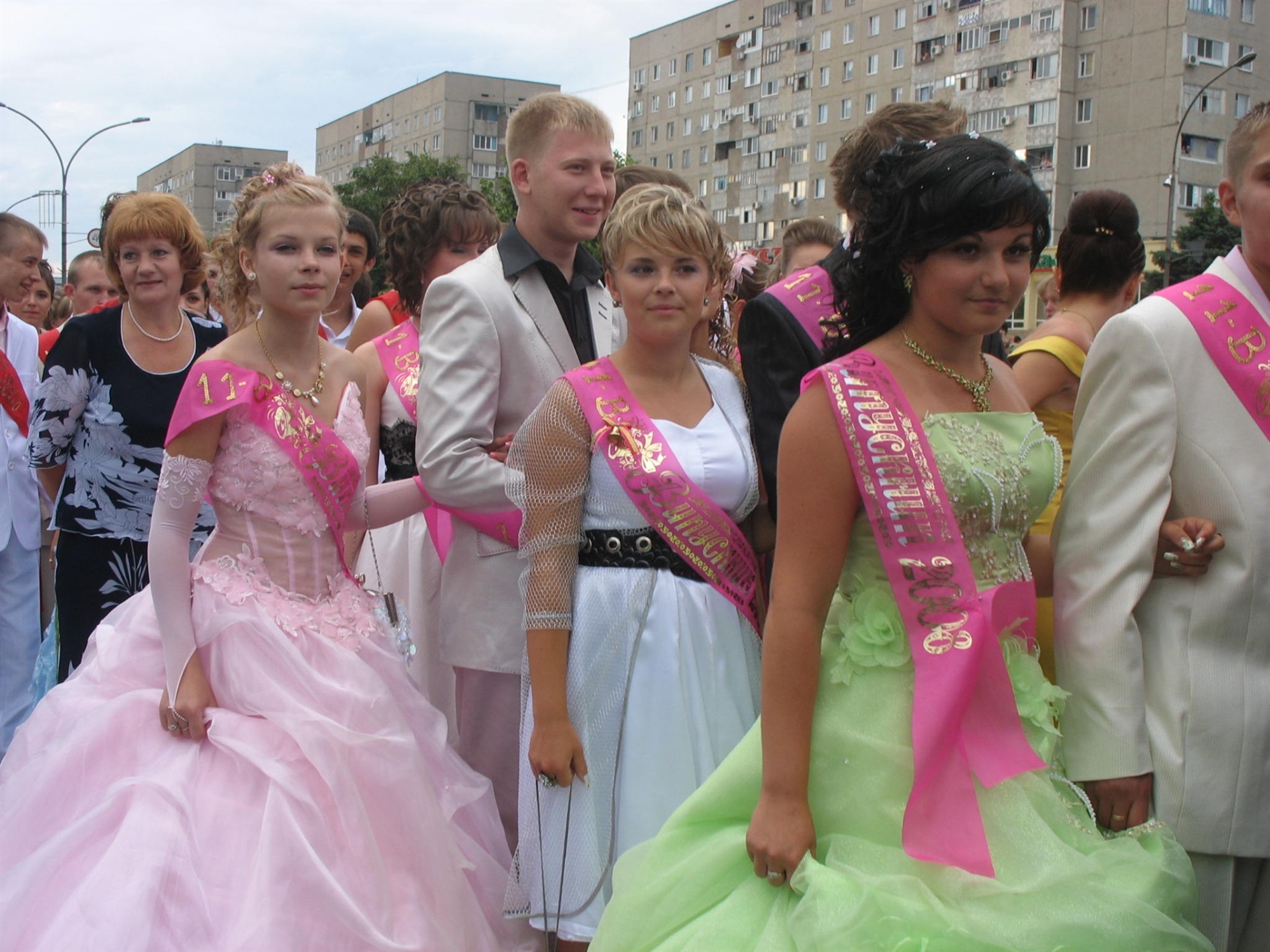 Впізнаєте себе? Архівні фото випускних Південноукраїнська 2005–2019 років