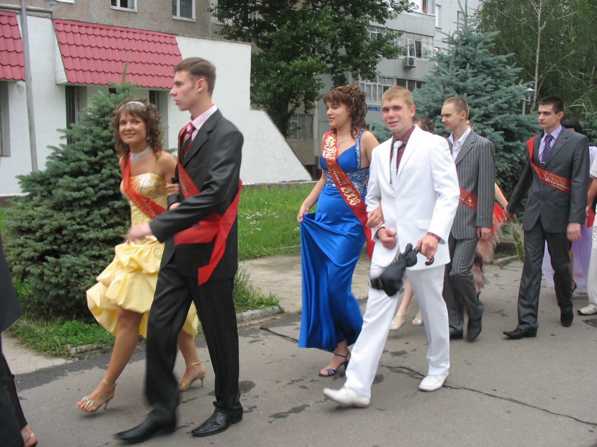 Впізнаєте себе? Архівні фото випускних Південноукраїнська 2005–2019 років