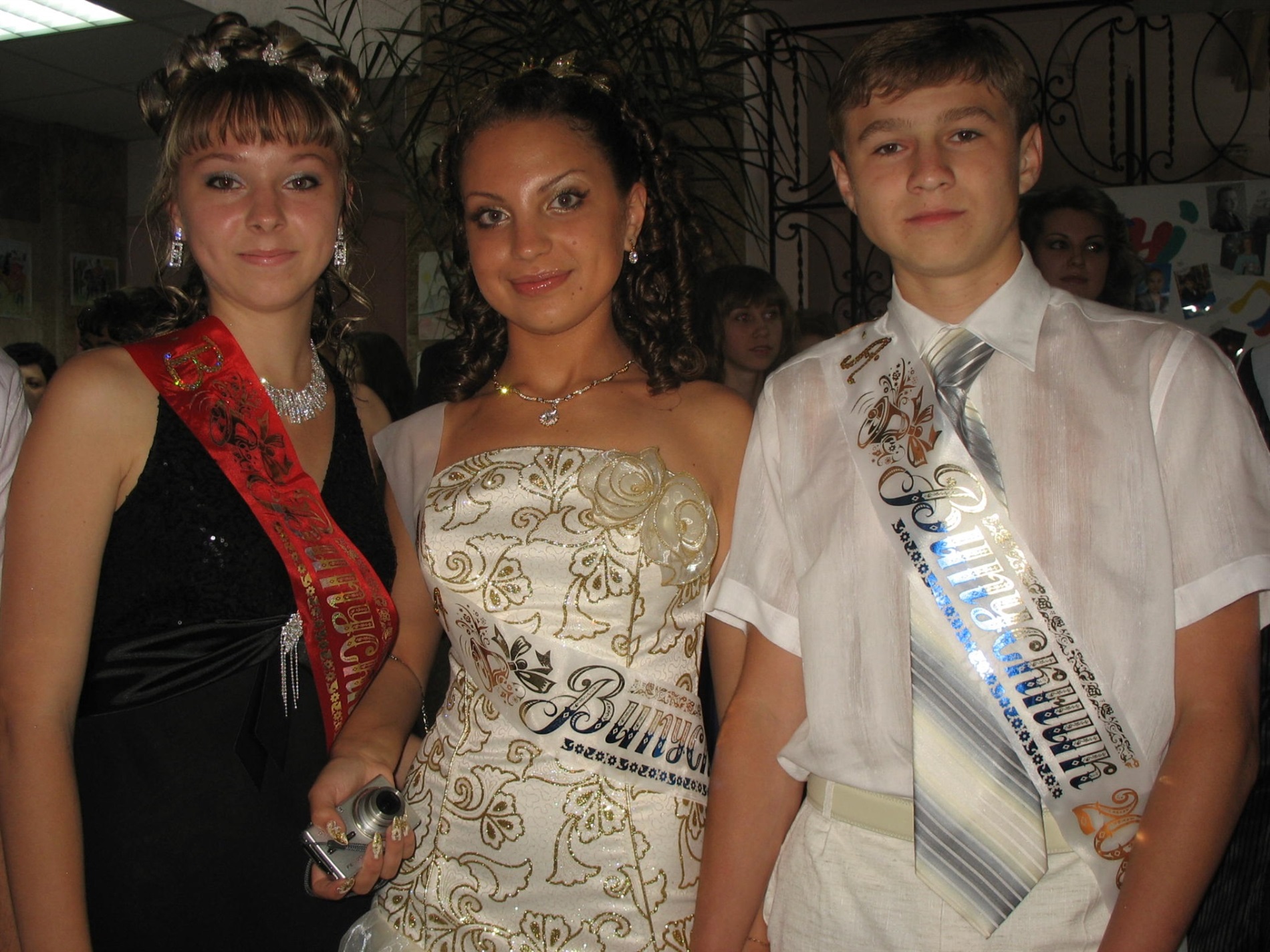 Впізнаєте себе? Архівні фото випускних Південноукраїнська 2005–2019 років