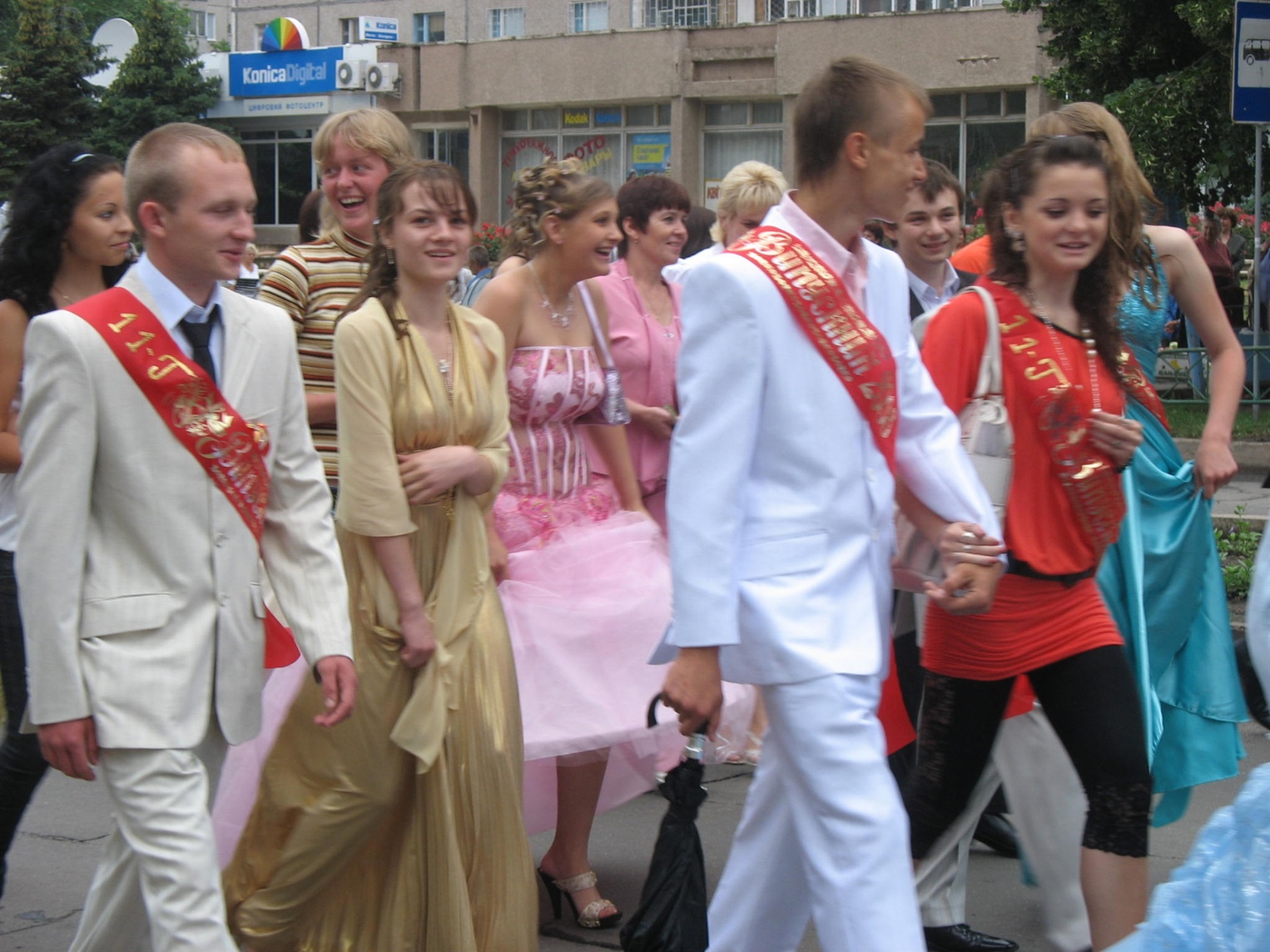 Впізнаєте себе? Архівні фото випускних Південноукраїнська 2005–2019 років