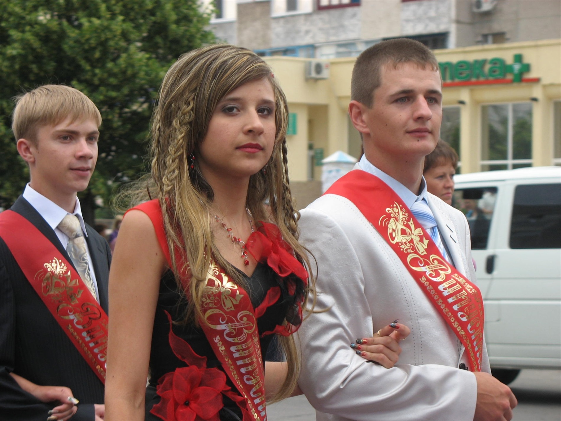 Впізнаєте себе? Архівні фото випускних Південноукраїнська 2005–2019 років