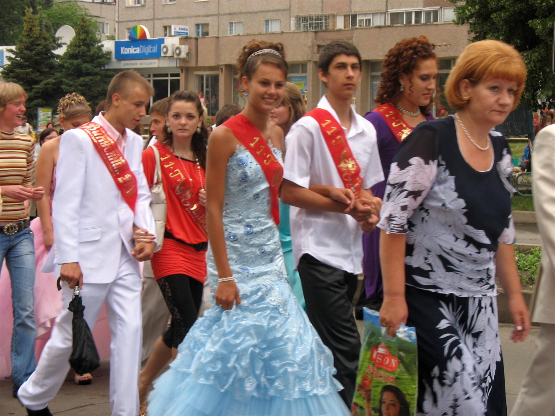 Впізнаєте себе? Архівні фото випускних Південноукраїнська 2005–2019 років