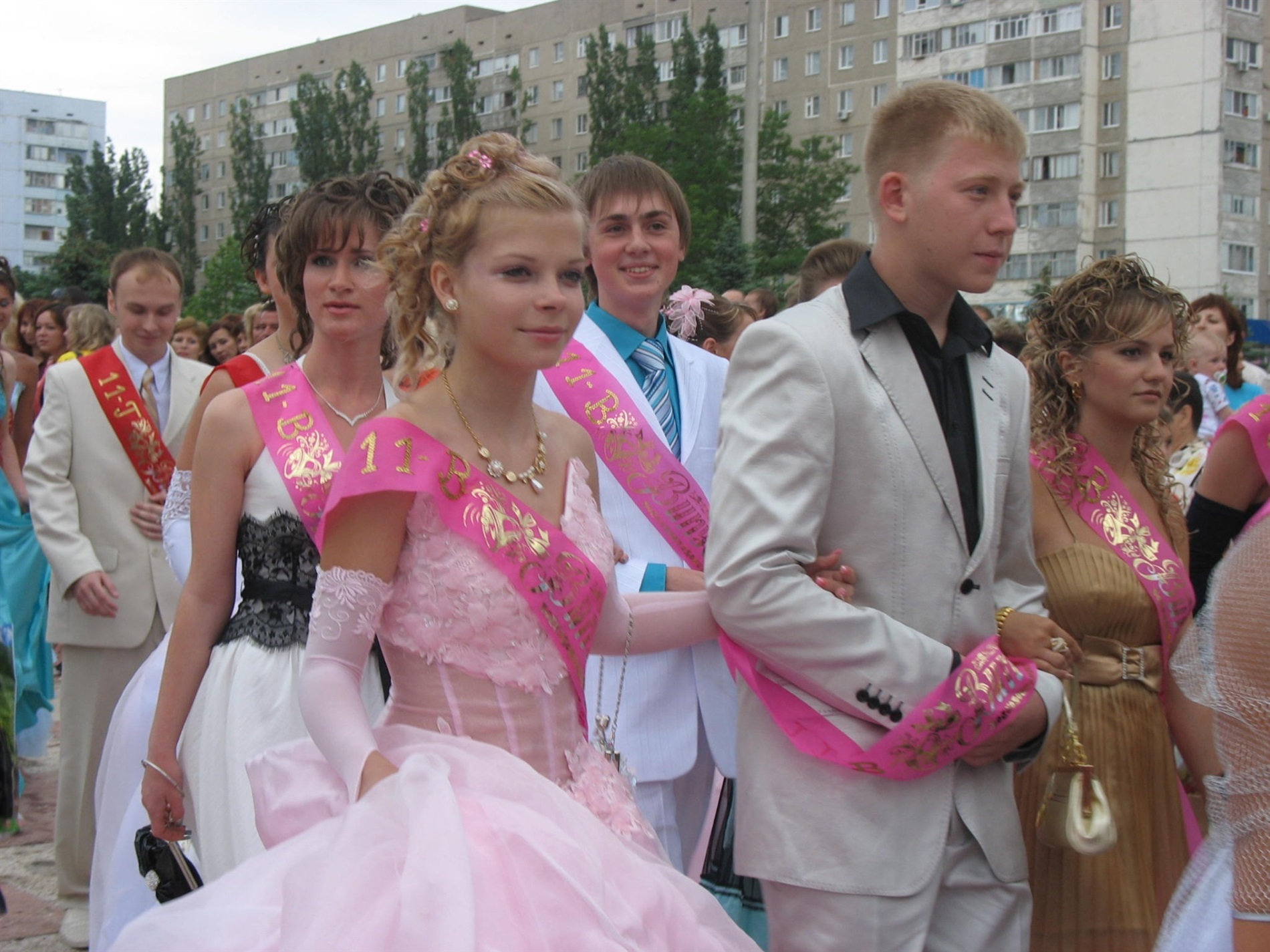 Впізнаєте себе? Архівні фото випускних Південноукраїнська 2005–2019 років