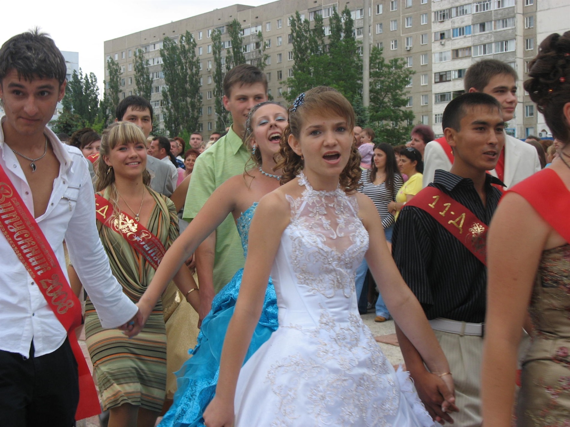 Впізнаєте себе? Архівні фото випускних Південноукраїнська 2005–2019 років