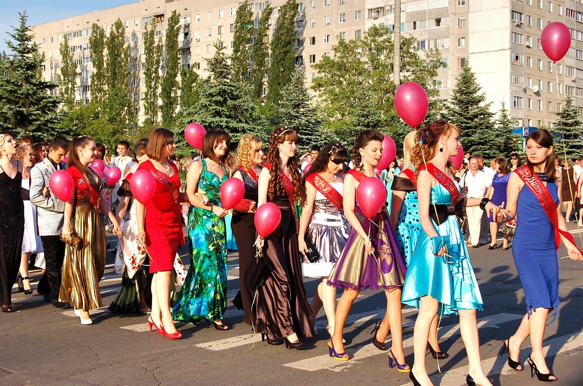 Впізнаєте себе? Архівні фото випускних Південноукраїнська 2005–2019 років