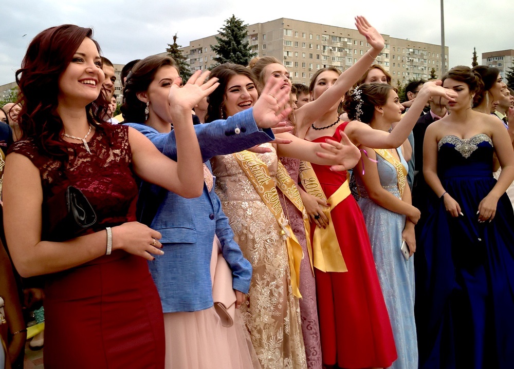 Впізнаєте себе? Архівні фото випускних Південноукраїнська 2005–2019 років