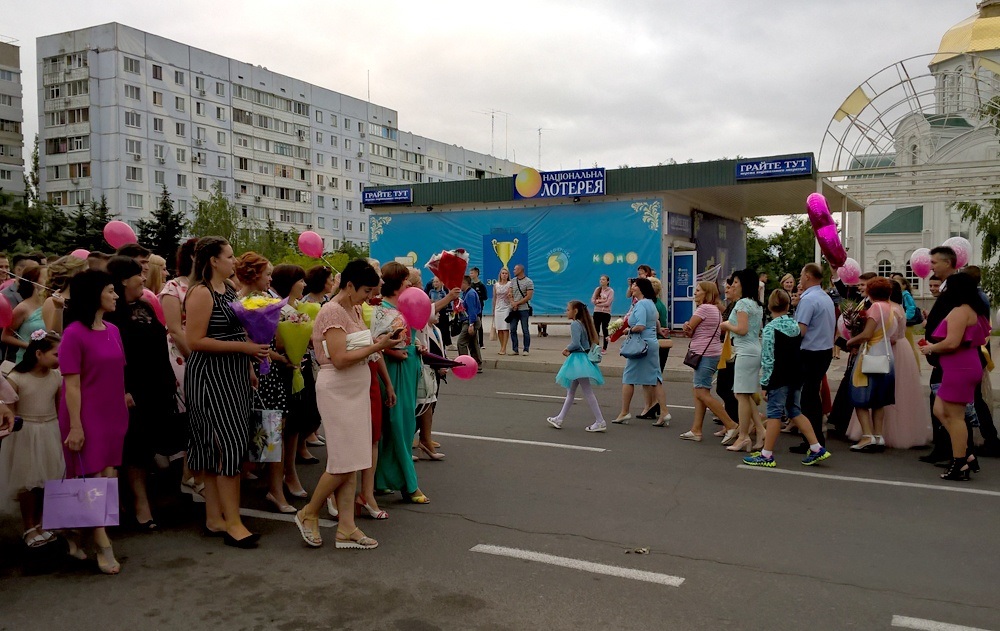 Впізнаєте себе? Архівні фото випускних Південноукраїнська 2005–2019 років