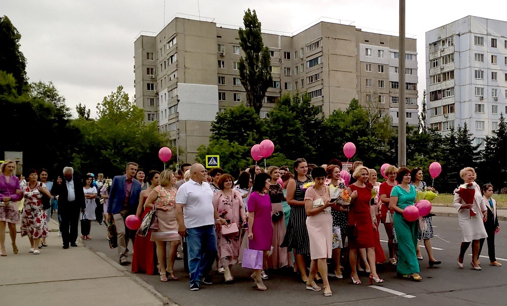 Впізнаєте себе? Архівні фото випускних Південноукраїнська 2005–2019 років