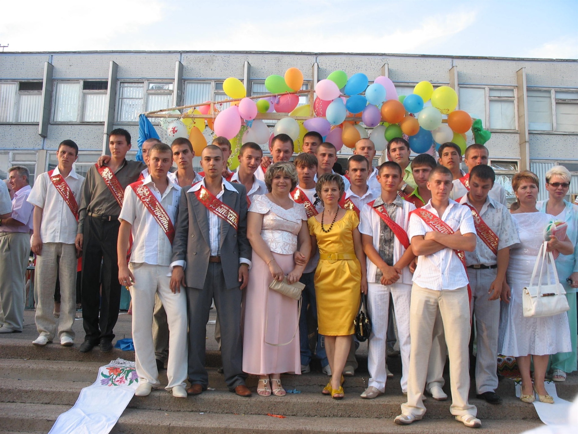 Впізнаєте себе? Архівні фото випускних Південноукраїнська 2005–2019 років