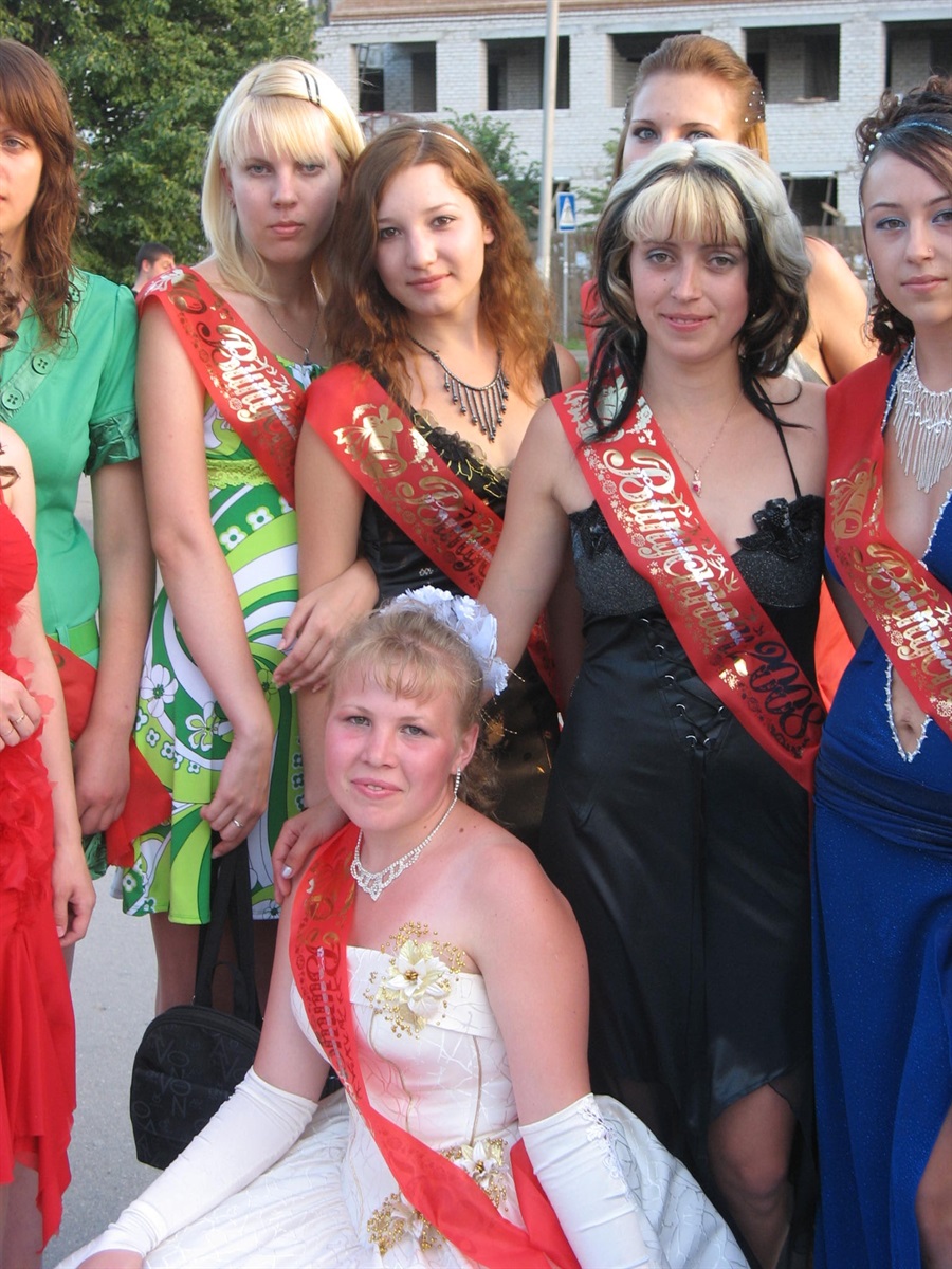 Впізнаєте себе? Архівні фото випускних Південноукраїнська 2005–2019 років