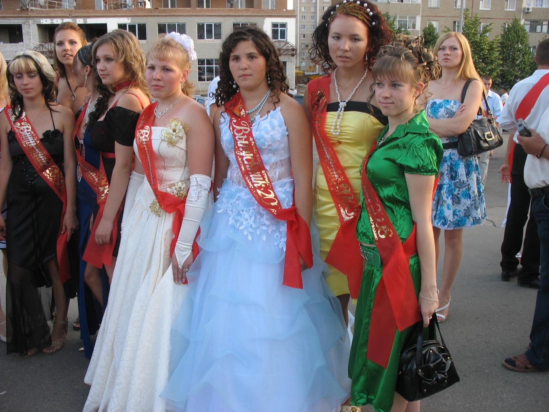 Впізнаєте себе? Архівні фото випускних Південноукраїнська 2005–2019 років