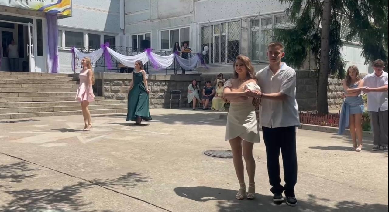 Дев’ятикласники Південноукраїнської громади прощалися зі школою. Добірка світлин із випускних