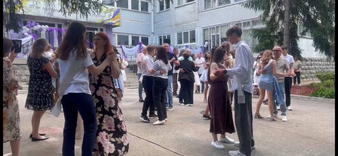 Дев’ятикласники Південноукраїнської громади прощалися зі школою. Добірка світлин із випускних