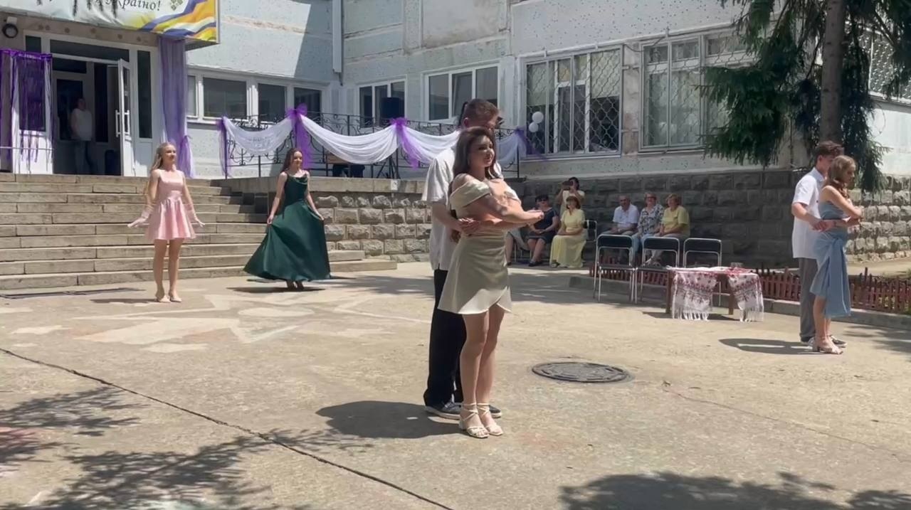 Дев’ятикласники Південноукраїнської громади прощалися зі школою. Добірка світлин із випускних