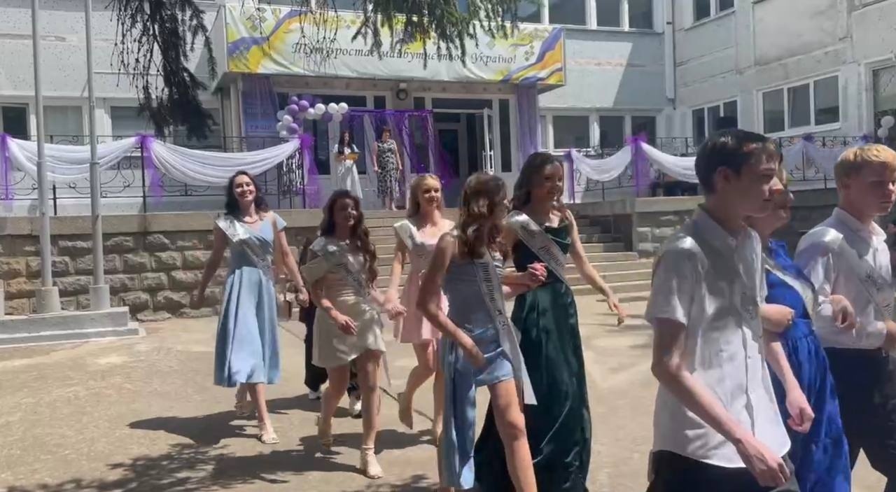 Дев’ятикласники Південноукраїнської громади прощалися зі школою. Добірка світлин із випускних