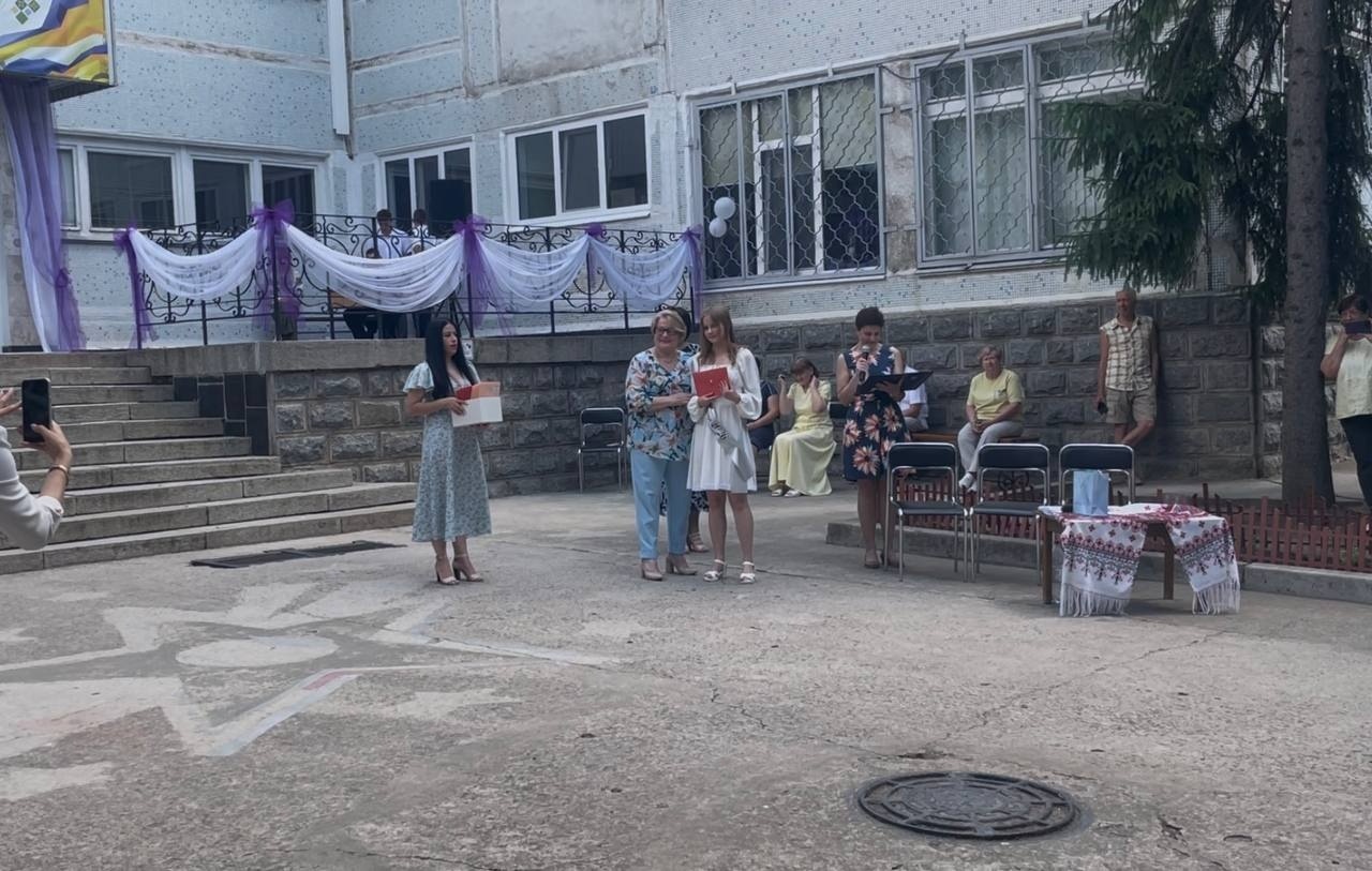 Дев’ятикласники Південноукраїнської громади прощалися зі школою. Добірка світлин із випускних