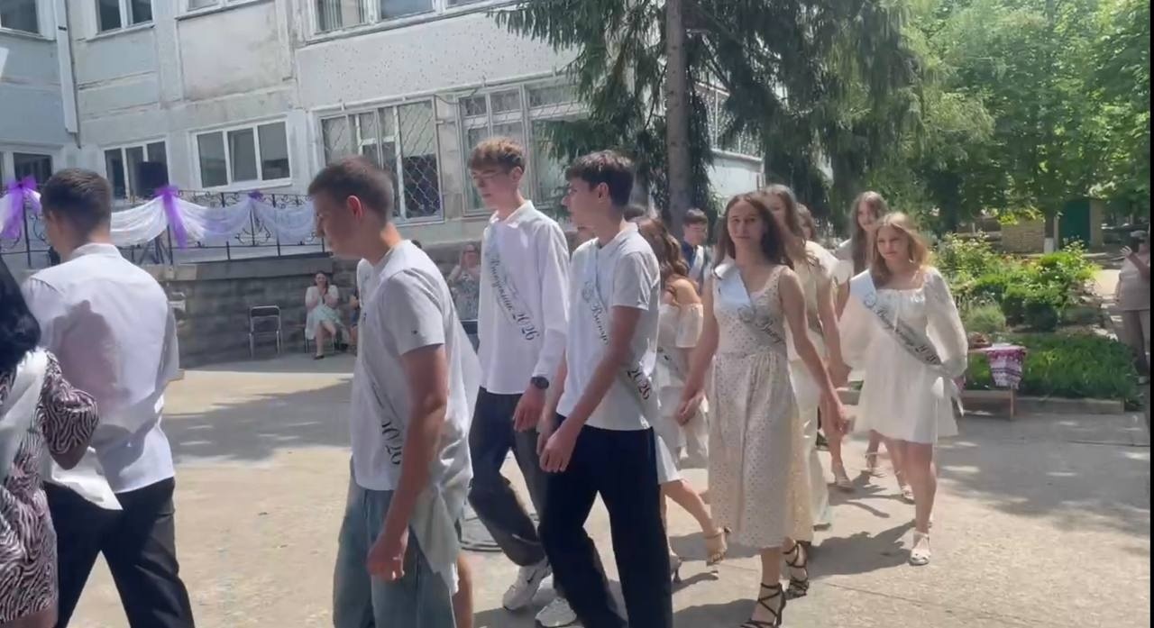 Дев’ятикласники Південноукраїнської громади прощалися зі школою. Добірка світлин із випускних