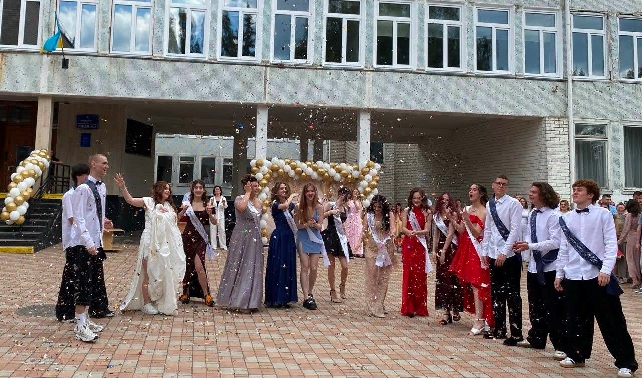 Випуск-2026 у Південноукраїнську: яскрава добірка фото та відео з ліцеїв громади