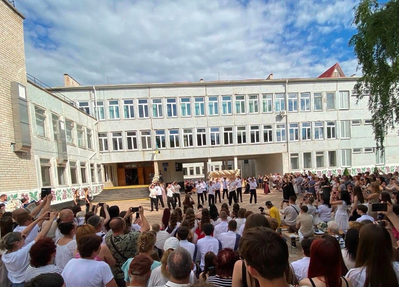 Випуск-2026 у Південноукраїнську: яскрава добірка фото та відео з ліцеїв громади