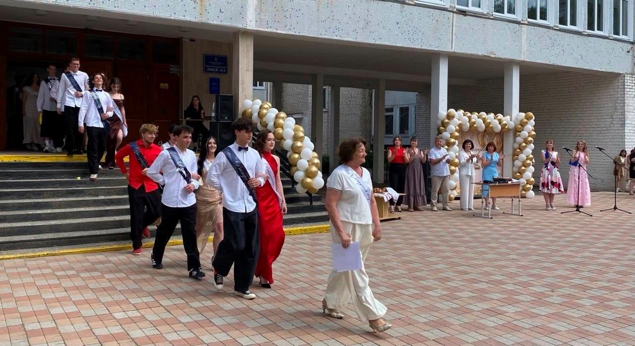 Випуск-2026 у Південноукраїнську: яскрава добірка фото та відео з ліцеїв громади
