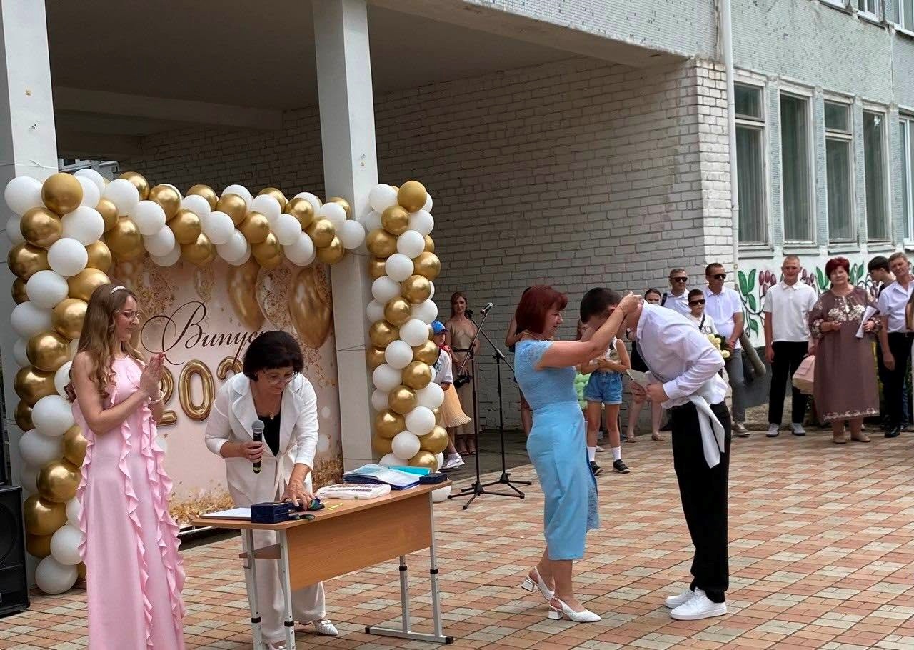 Випуск-2026 у Південноукраїнську: яскрава добірка фото та відео з ліцеїв громади