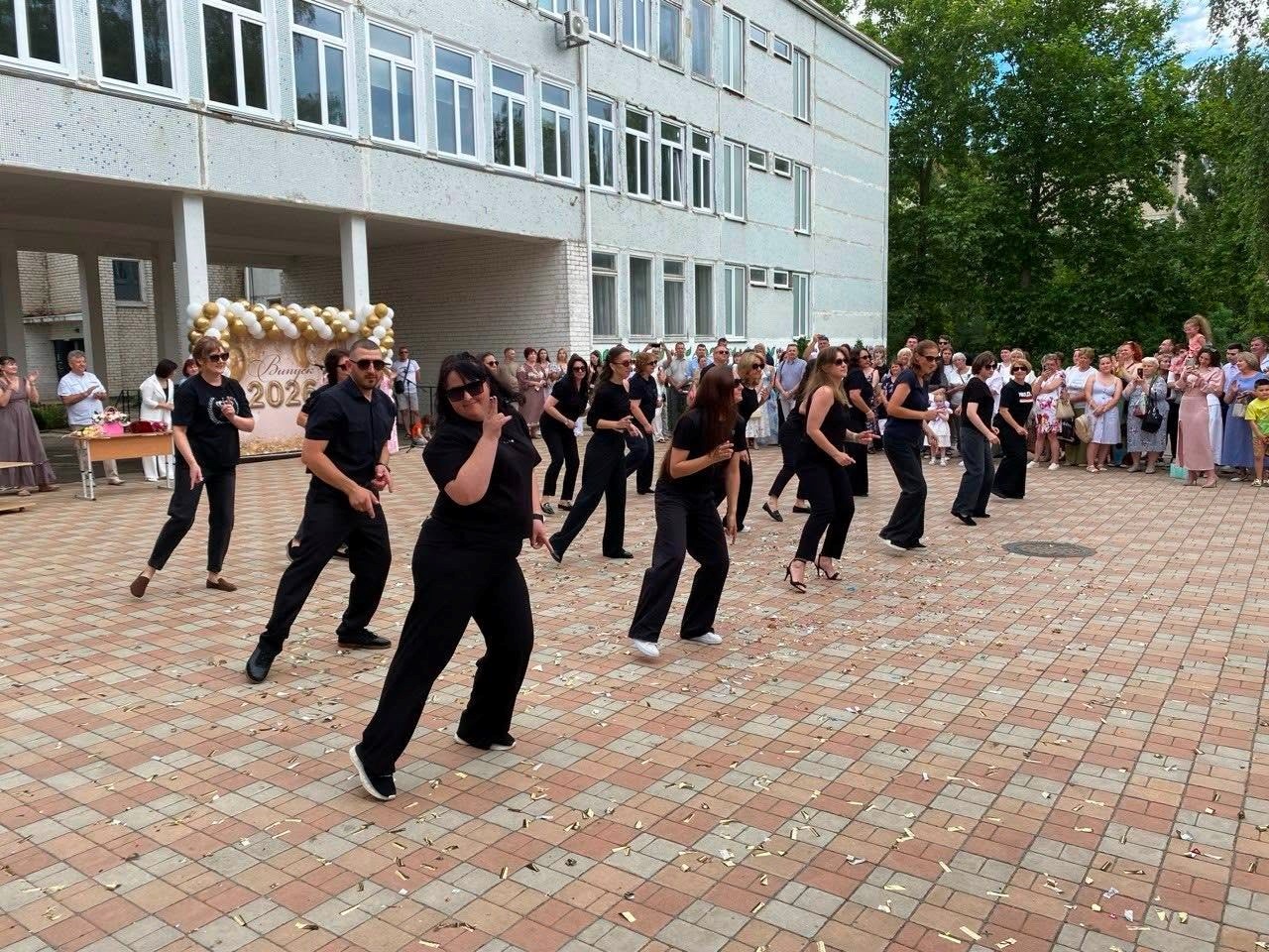 Випуск-2026 у Південноукраїнську: яскрава добірка фото та відео з ліцеїв громади