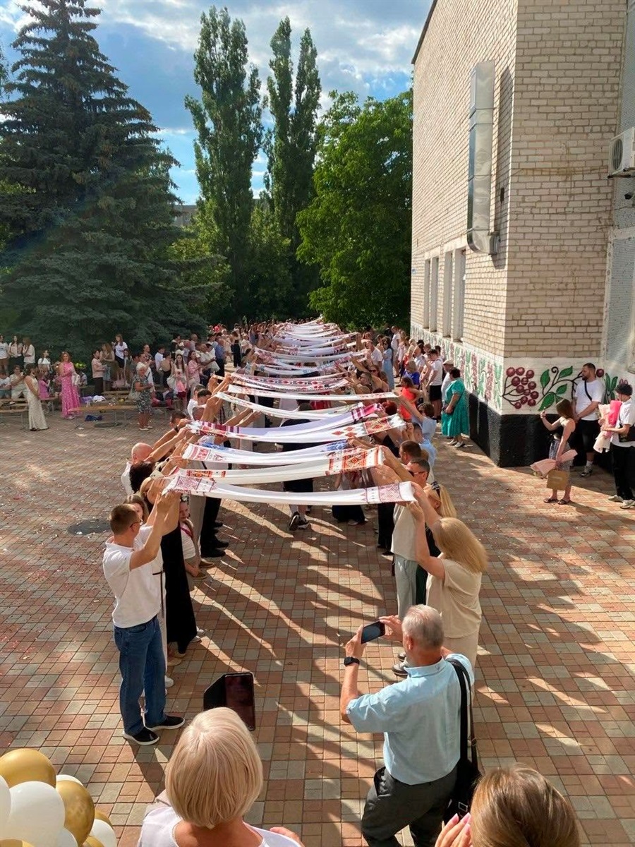 Випуск-2026 у Південноукраїнську: яскрава добірка фото та відео з ліцеїв громади