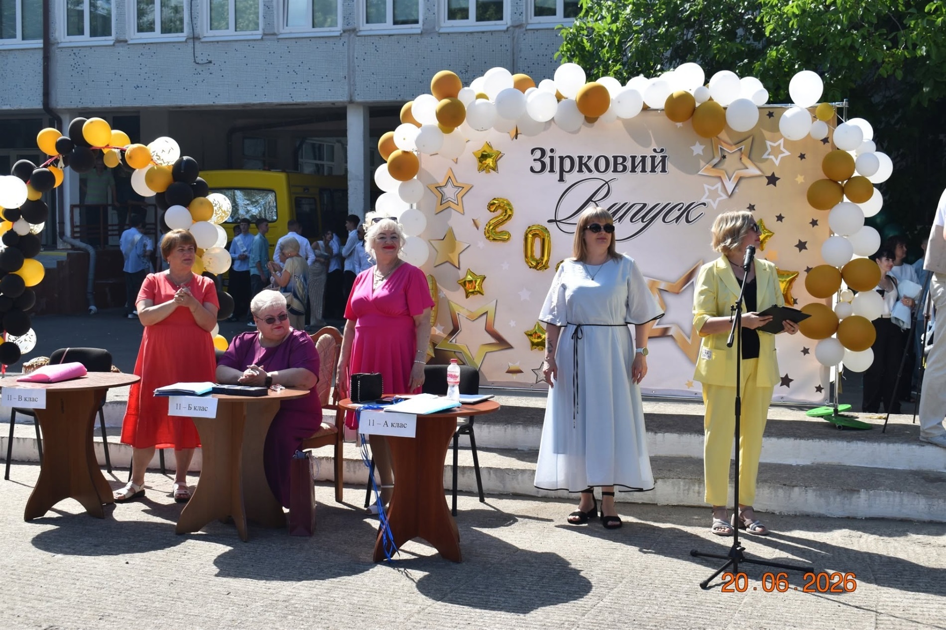 Випуск-2026 у Південноукраїнську: яскрава добірка фото та відео з ліцеїв громади