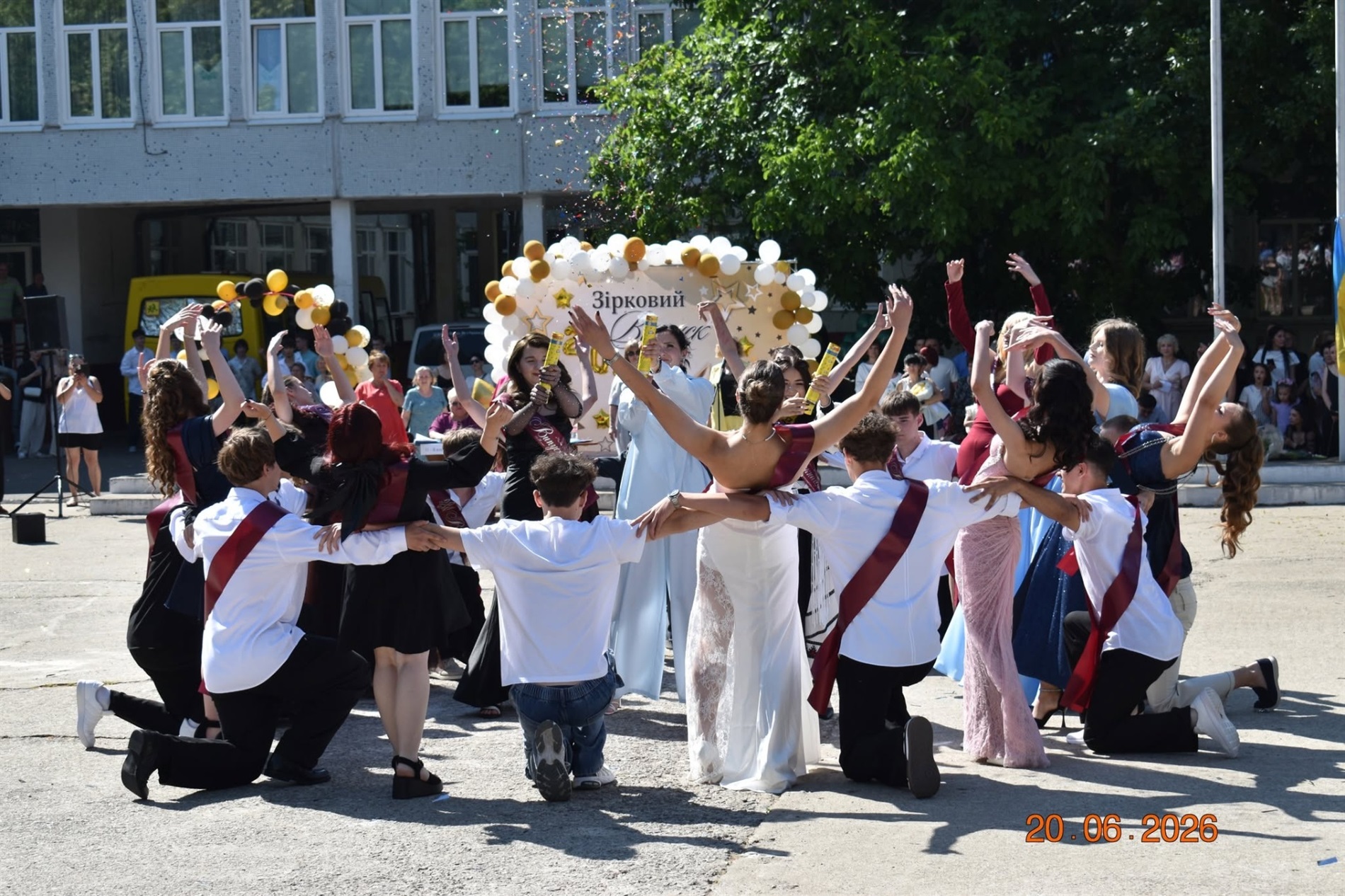 Випуск-2026 у Південноукраїнську: яскрава добірка фото та відео з ліцеїв громади