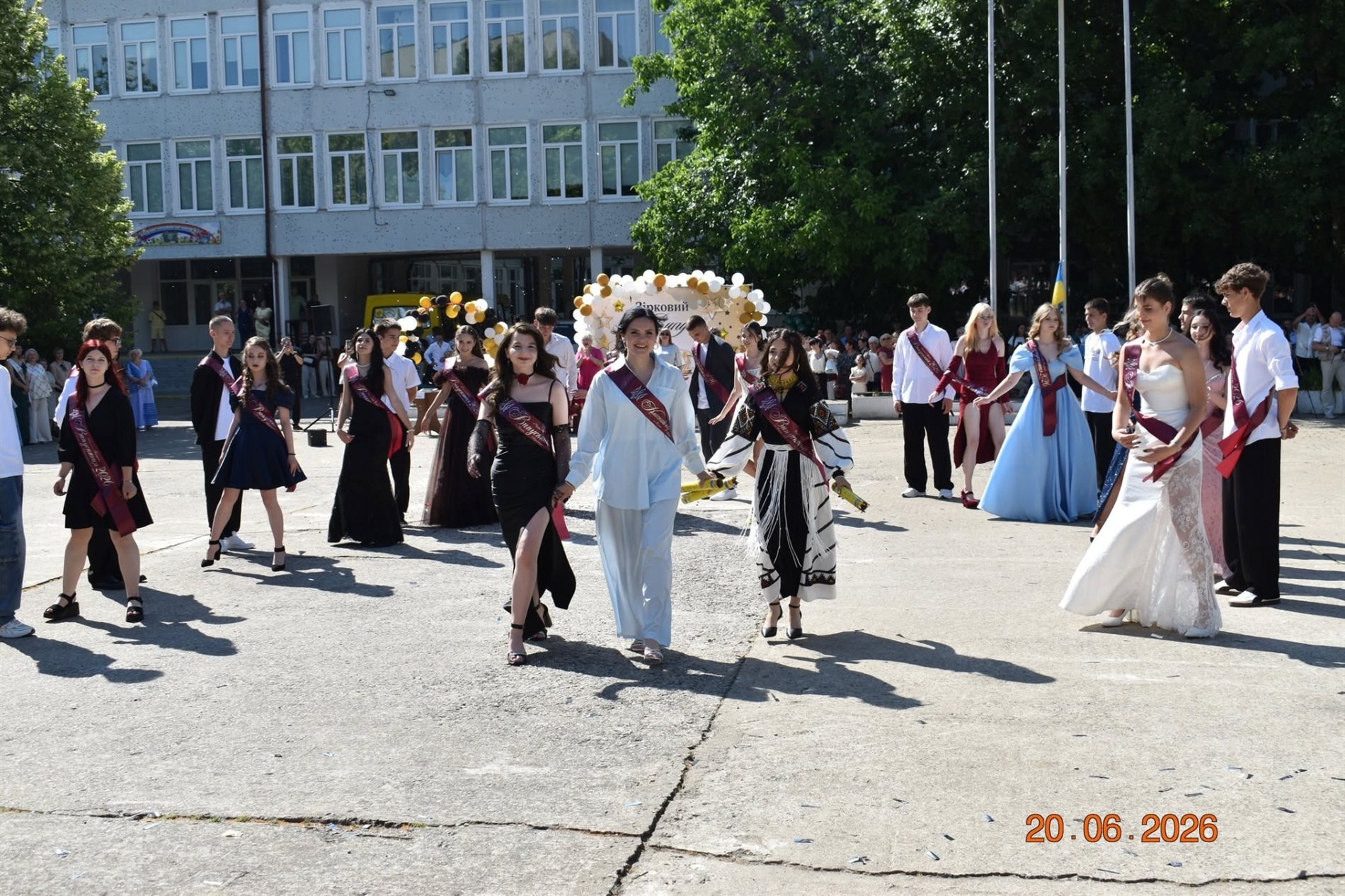 Випуск-2026 у Південноукраїнську: яскрава добірка фото та відео з ліцеїв громади