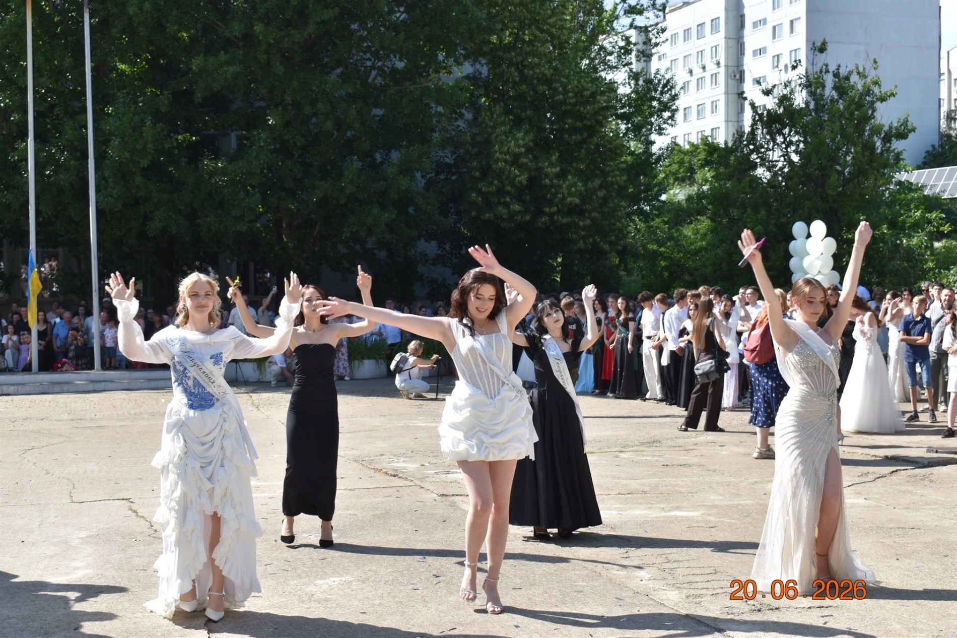 Випуск-2026 у Південноукраїнську: яскрава добірка фото та відео з ліцеїв громади