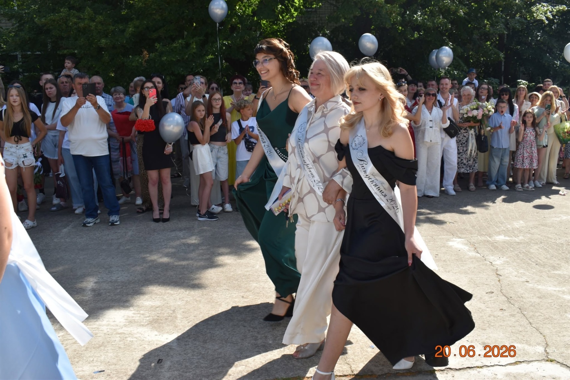 Випуск-2026 у Південноукраїнську: яскрава добірка фото та відео з ліцеїв громади