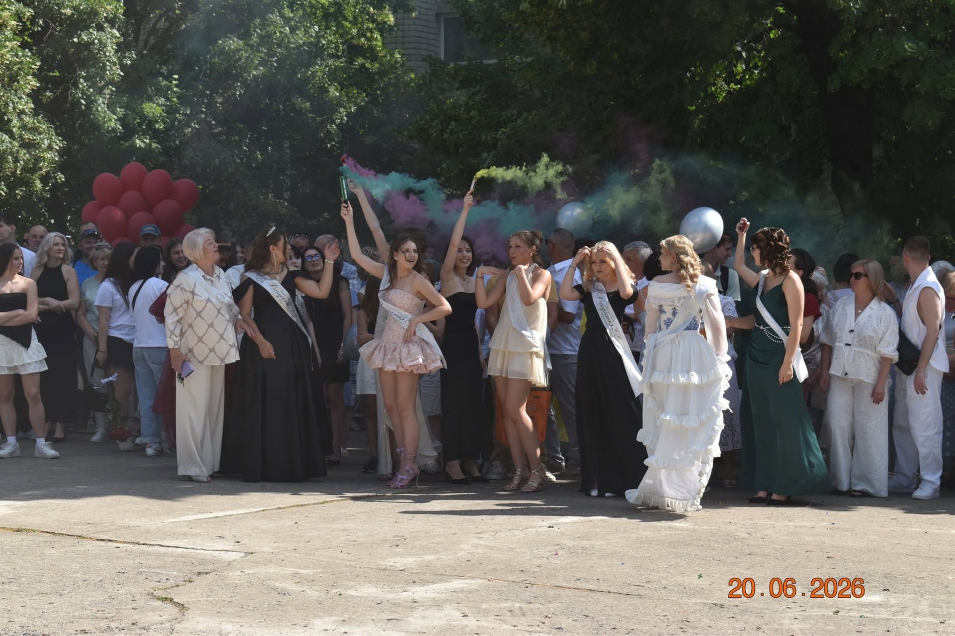 Випуск-2026 у Південноукраїнську: яскрава добірка фото та відео з ліцеїв громади