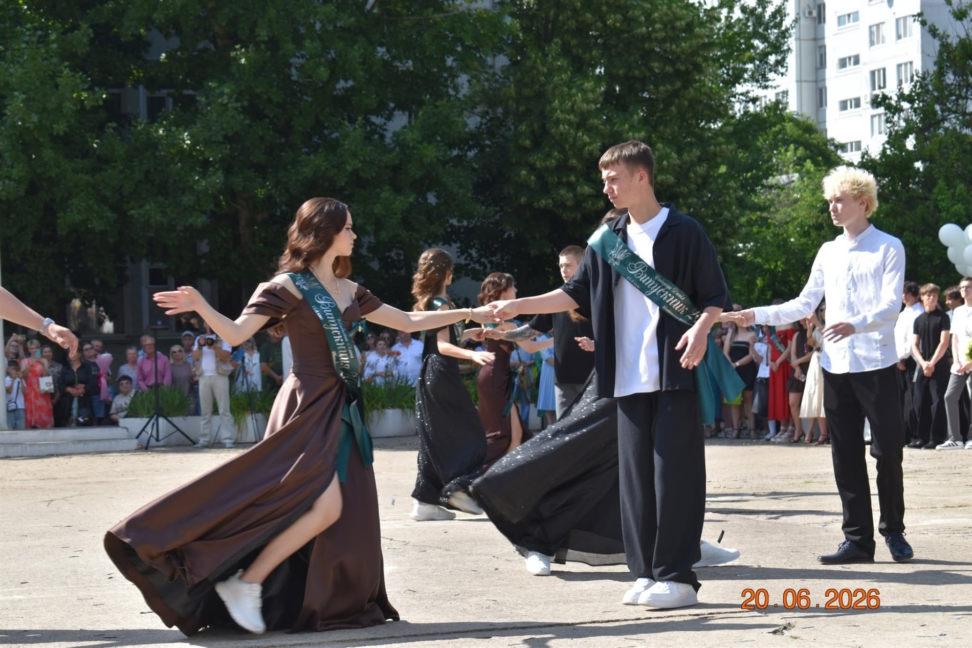 Випуск-2026 у Південноукраїнську: яскрава добірка фото та відео з ліцеїв громади
