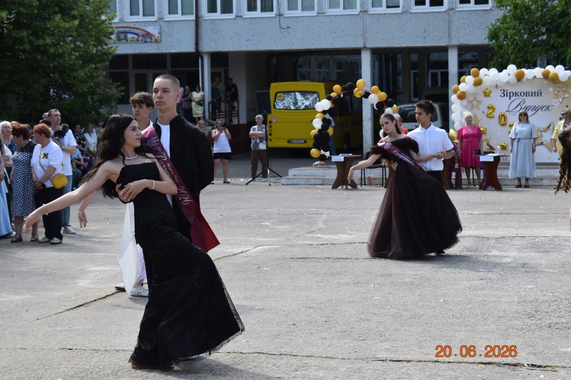 Випуск-2026 у Південноукраїнську: яскрава добірка фото та відео з ліцеїв громади
