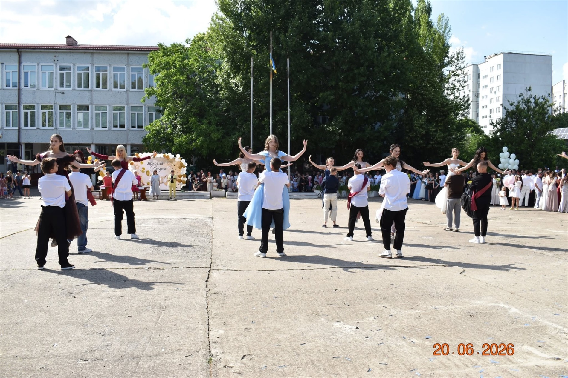 Випуск-2026 у Південноукраїнську: яскрава добірка фото та відео з ліцеїв громади
