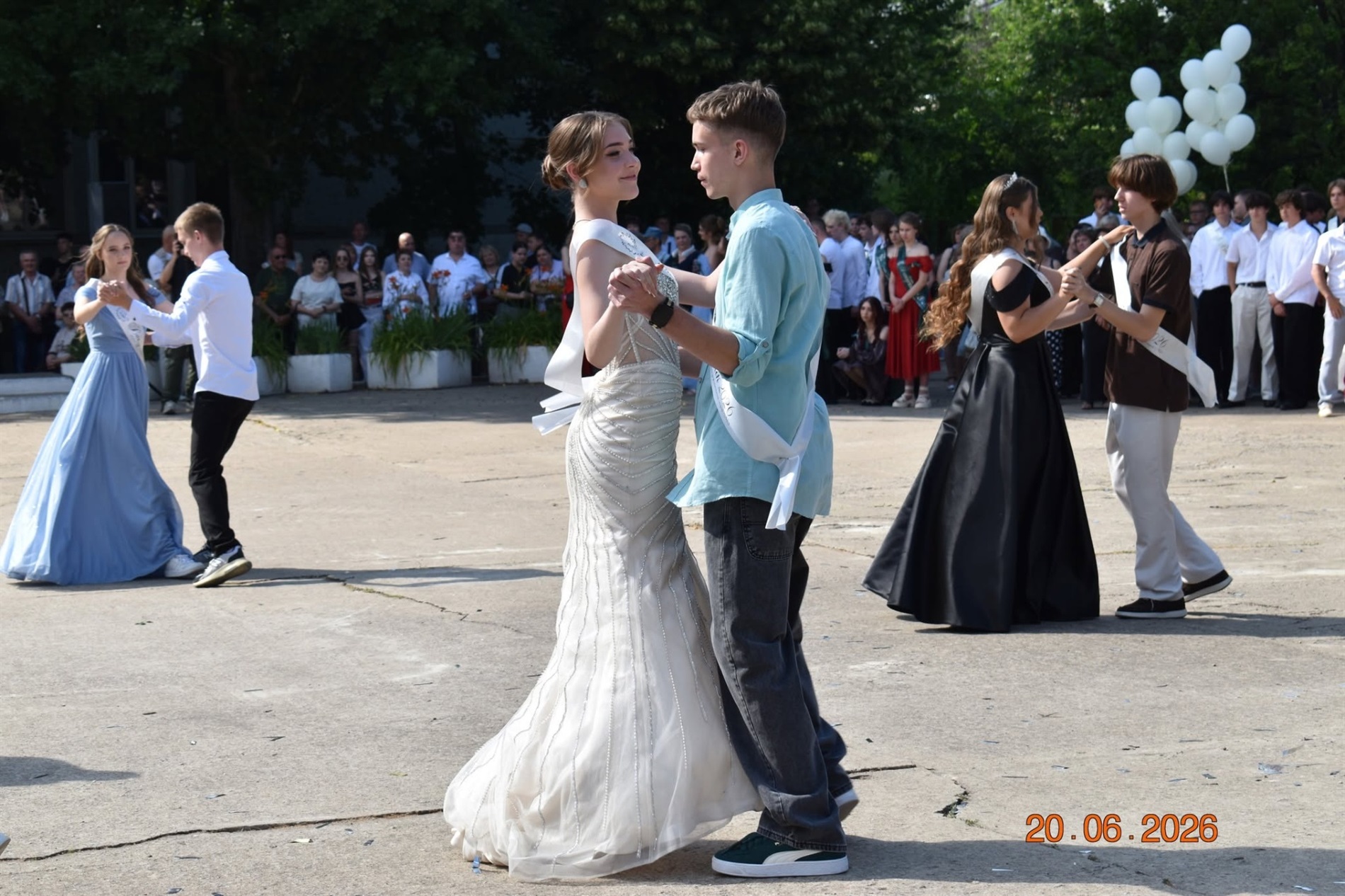 Випуск-2026 у Південноукраїнську: яскрава добірка фото та відео з ліцеїв громади