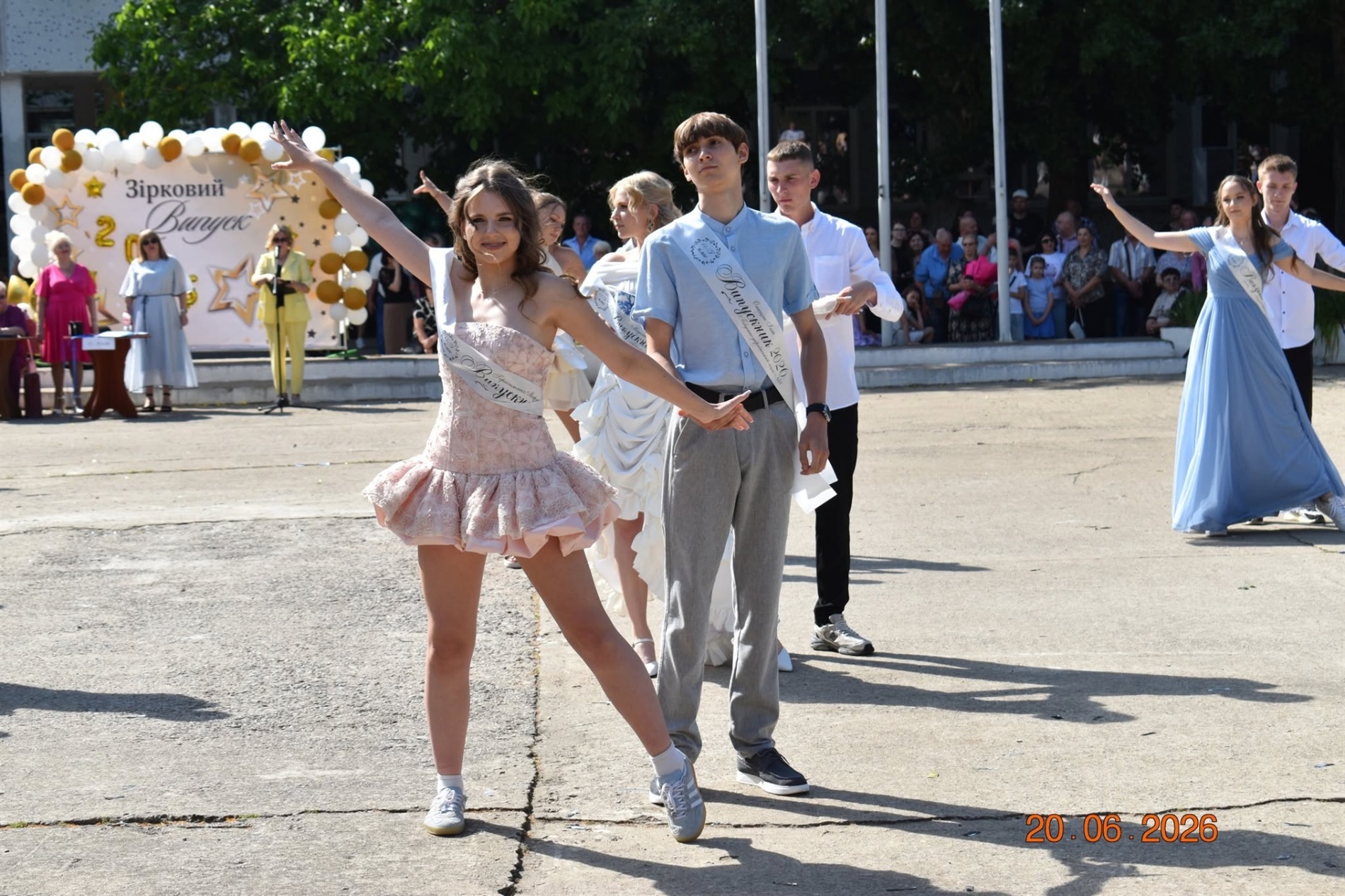 Випуск-2026 у Південноукраїнську: яскрава добірка фото та відео з ліцеїв громади