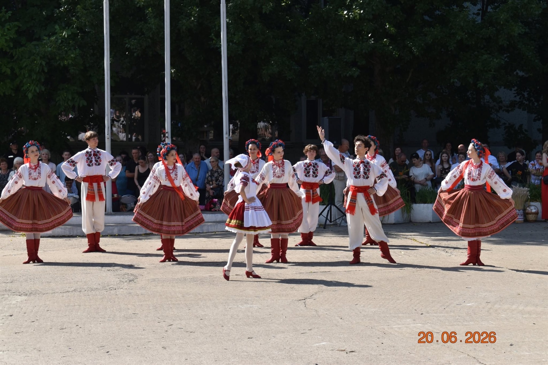 Випуск-2026 у Південноукраїнську: яскрава добірка фото та відео з ліцеїв громади