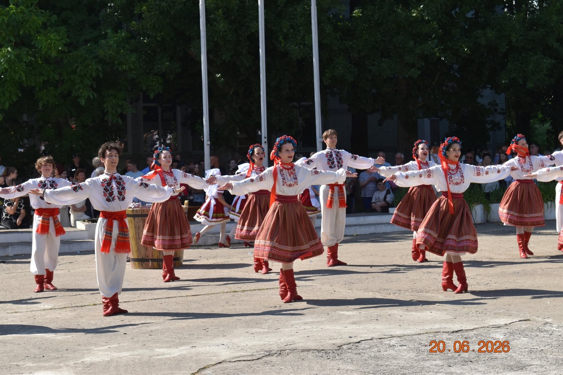 Випуск-2026 у Південноукраїнську: яскрава добірка фото та відео з ліцеїв громади