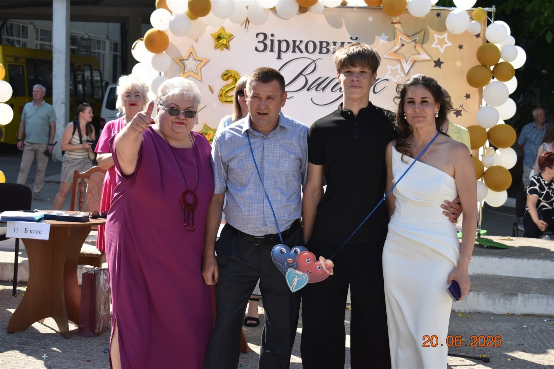 Випуск-2026 у Південноукраїнську: яскрава добірка фото та відео з ліцеїв громади