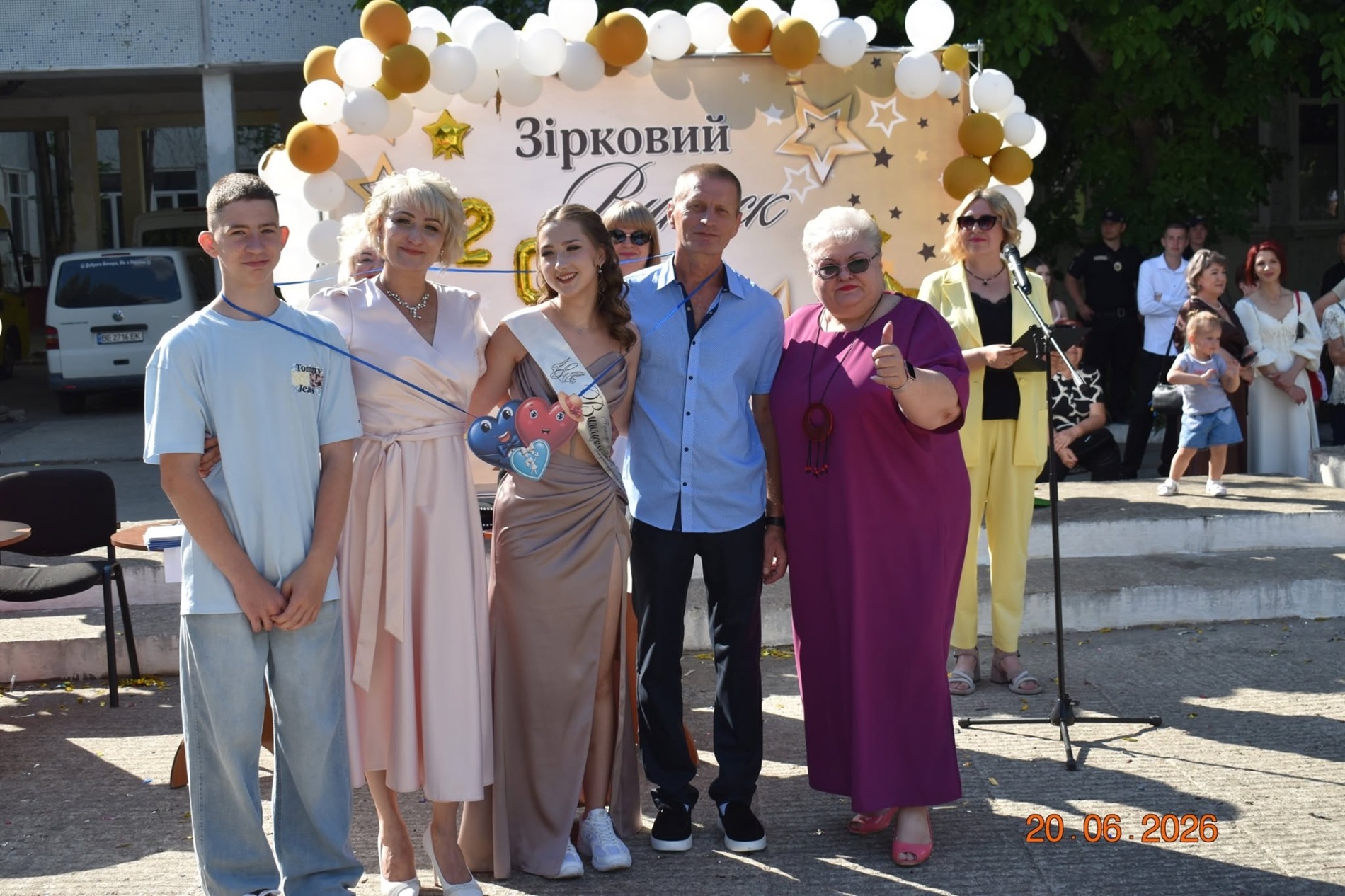 Випуск-2026 у Південноукраїнську: яскрава добірка фото та відео з ліцеїв громади