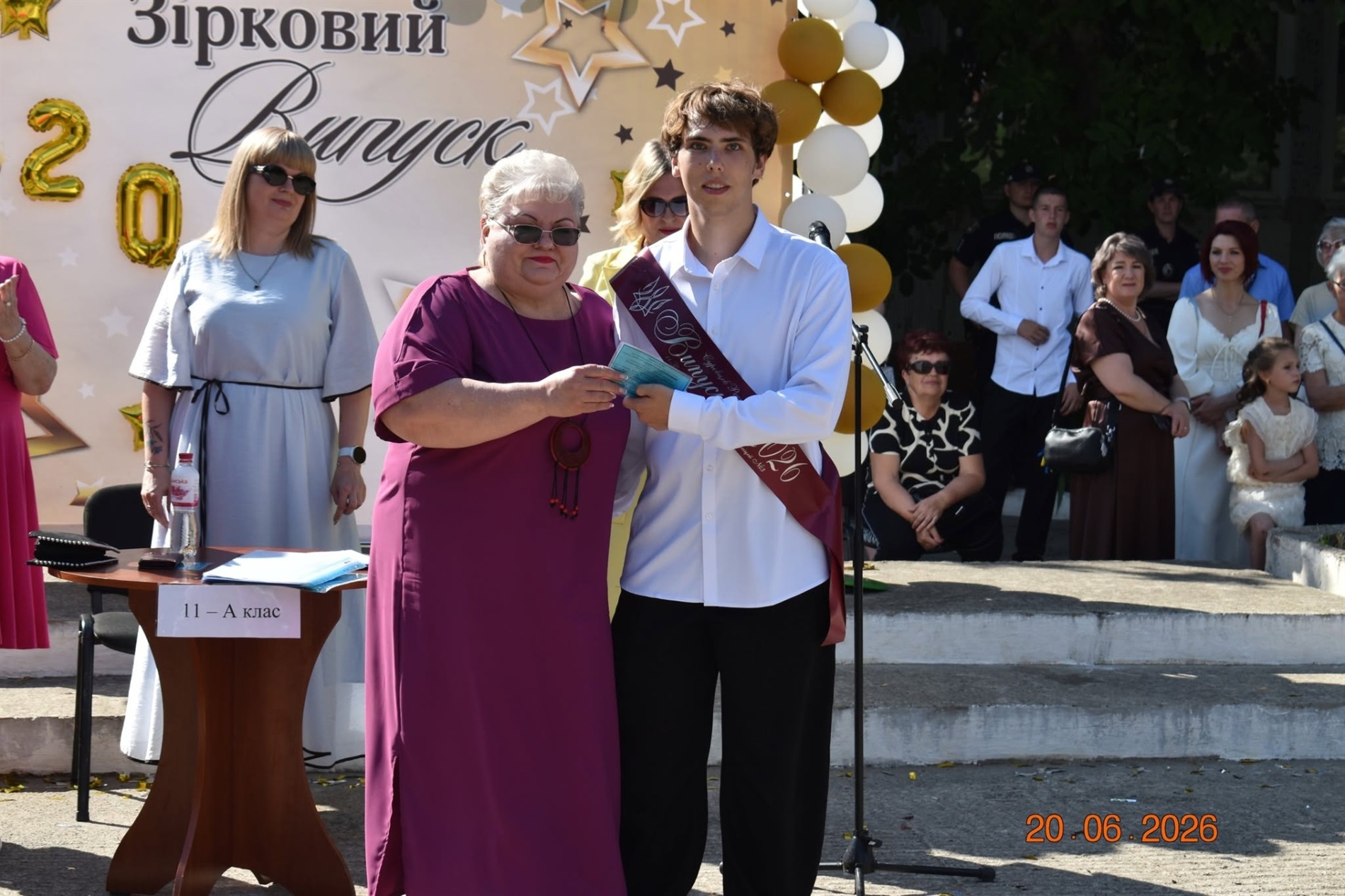 Випуск-2026 у Південноукраїнську: яскрава добірка фото та відео з ліцеїв громади