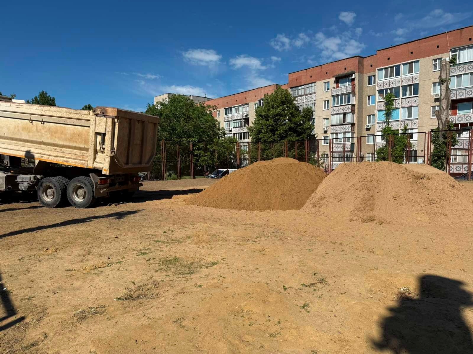 50 тонн піску власноруч: волейболісти Південноукраїнська відроджують занедбаний майданчик