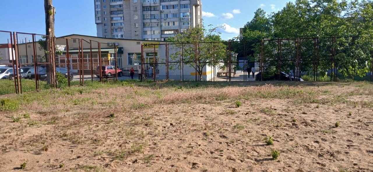 50 тонн піску власноруч: волейболісти Південноукраїнська відроджують занедбаний майданчик