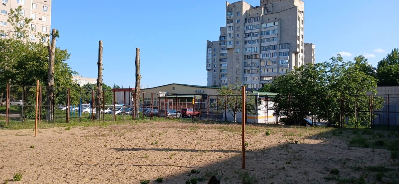 50 тонн піску власноруч: волейболісти Південноукраїнська відроджують занедбаний майданчик