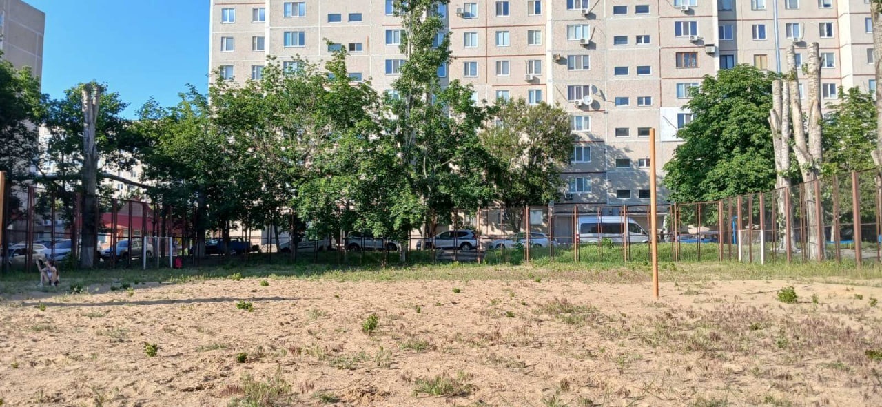 50 тонн піску власноруч: волейболісти Південноукраїнська відроджують занедбаний майданчик