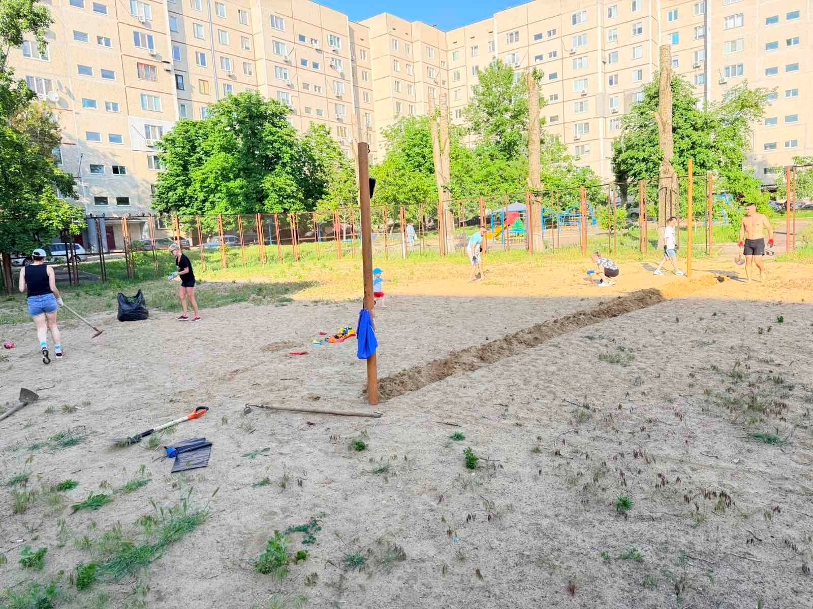 50 тонн піску власноруч: волейболісти Південноукраїнська відроджують занедбаний майданчик